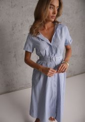 Jasnoniebieska Sukienka z Bawełną o Koszulowym Kroju z Paskiem ze Sprzączką Nadina. Niebieskie sukienki Renee, na randkę, na lato, l, bez wzorów, z bawełny, retro, bez kołnierzyka, bez ramiączek, maxi, koszulowe. Za 159.99 zł.