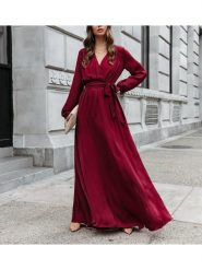 Milan Kiss Sukienka w kolorze czerwonym rozmiar: L. Czerwone sukienki Milan Kiss, l, bez wzorów, bez kołnierzyka, bez ramiączek, maxi, kopertowe. Za 165.99 zł.