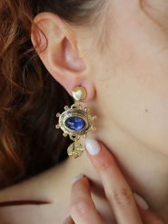 Pierres delicates Pozłacane kolczyki-wkrętki z szafirami rozmiar: onesize. Niebieskie kolczyki Pierres delicates, z szafirem, pozłacane. Za 43.99 zł.