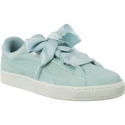 Puma niebieskie Suede Heart Pebble Aquifer Blue Flower. Niebieskie trampki Puma, bez wzorów, bez zapięcia. W wyprzedaży za 279.00 zł.