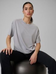 4F Koszulka treningowa loose szybkoschnąca damska - szara XL. Szare bluzki 4f, xl, bez wzorów, bez kołnierzyka, bez ramiączek. Za 129.99 zł.