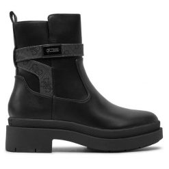 Botki Guess. Czarne botki Guess, z aplikacjami, bez obcasa, na płaskiej podeszwie, bez zapięcia. Za 669.99 zł.