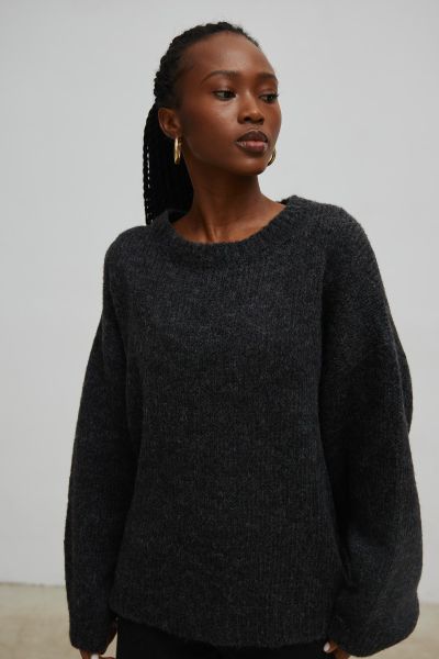 Sweter oversize z bufiastym rękawem GRAFITOWY - RIVERO-UNI. Szare golfy Marsala, na zimę, bez wzorów, z wełny, bez ramiączek. Za 249.90 zł.