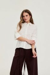 Bawełniana koszula z rękawami 3/4 biała. Białe koszule MOODO, l, bez wzorów, z bawełny, bez kołnierzyka, bez ramiączek. Za 149.99 zł.