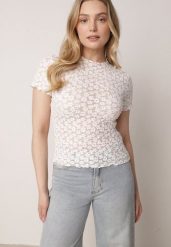 Biała Koronkowa Bluzka o Dopasowanym Kroju z Krótkim Rękawem Noessa. Białe bluzki Born2be, m, bez wzorów, z jeansu, biznesowe, bez kołnierzyka, bez ramiączek. Za 69.99 zł.