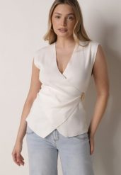 Biała Bluzka z Wiskozą Kopertowym Dekoltem i Metalową Klamrą z Boku Sanviel. Białe bluzki Born2be, m, bez wzorów, z jeansu, bez kołnierzyka, bez ramiączek. Za 79.99 zł.