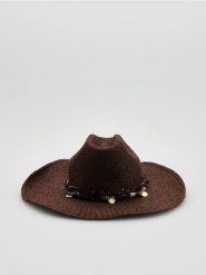 Pleciony kapelusz z aplikacją - ciemnobrązowy. Brązowe kapelusze Reserved, z aplikacjami. Za 99.99 zł.