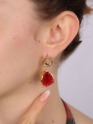 L'Atelier de Gaia Pozłacane kolczyki-wkrętki z kryształami rozmiar: onesize. Czerwone kolczyki L'Atelier de Gaia, z kryształem, pozłacane. Za 79.21 zł.