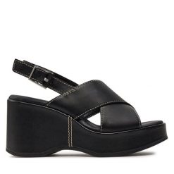 Sandały Clarks. Czarne sandały Clarks, bez wzorów, bez obcasa, na koturnie, bez zapięcia. Za 489.99 zł.