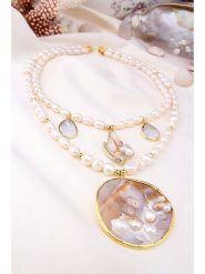 L'Atelier de Gaia Pozłacany naszyjnik z zawieszką - dł. 45 cm rozmiar: onesize. Białe naszyjniki L'Atelier de Gaia, z perłą, pozłacane. Za 130.99 zł.