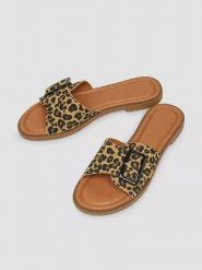 S.Oliver Klapki w kolorze jasnobrązowo-beżowo-czarnym rozmiar: 37. Brązowe klapki S.Oliver, bez wzorów, z otwartym noskiem, bez obcasa. Za 127.35 zł.