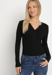 Czarna Bluzka z Wiskozą Ozdobiona Koronką i Guzikami Midvira. Czarne bluzki Born2be, m, bez wzorów, z jeansu, bez kołnierzyka, bez ramiączek. Za 69.99 zł.
