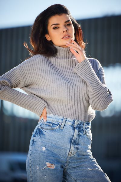 Prążkowany Sweter z Golfem - Szary. Szare golfy Awama, uniwersalny, bez wzorów, z materiału, bez ramiączek. Za 189.90 zł.