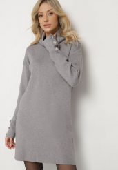 Szara Sukienka z Golfem Bawełną i Wełną Ozdobiona Guzikami Ilathor. Szare sukienki Born2be, na co dzień, m, bez wzorów, z bawełny, eleganckie, bez kołnierzyka, bez ramiączek, maxi, kopertowe. Za 84.99 zł.