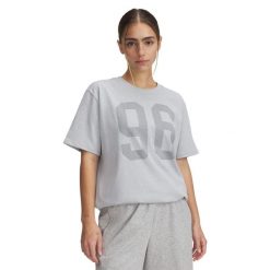 Damska koszulka z nadrukiem Under Armour Heavyweight 96. Szare koszulki sportowe Under Armour, bez wzorów, bez ramiączek. W wyprzedaży za 177.65 zł.