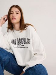 Bluza oversize z nadrukiem - biały. Białe bluzy Reserved, l, bez wzorów, z bawełny, bez kaptura. W wyprzedaży za 69.99 zł.