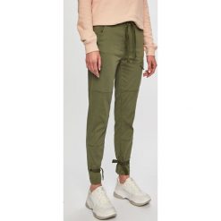 G-Star Raw - Spodnie. Zielone spodnie materiałowe G-Star Raw, na co dzień, bez wzorów, z bawełny, z podwyższonym stanem. Za 549.90 zł.