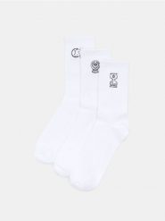 Prążkowane skarpetki 3 pack - biały. Białe skarpety Sinsay, bez wzorów, prążkowane. Za 15.99 zł.