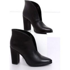 Botki z wycięciem czarne RB38P Black. Czarne botki ButyModne, bez wzorów, bez obcasa, bez zapięcia. W wyprzedaży za 179.00 zł.