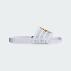 Klapki Adidas Adilette Real Madrid JS4863 - białe, unisex. Białe klapki Adidas, bez wzorów, z materiału, bez obcasa. Za 107.99 zł.