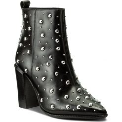 Botki BRONX - 33994-N-01 BX 1217 Black 01. Czarne botki Bronx, z aplikacjami, z materiału, bez obcasa, na obcasie, bez zapięcia. W wyprzedaży za 359.00 zł.