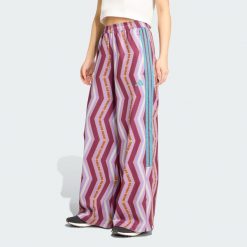 Spodnie dresowe adidas x FARM Tiro. Czerwone spodnie dresowe Adidas, l, bez wzorów, z dresówki, na fitness i siłownię. Za 279.00 zł.