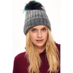 CZAPKA DAMSKA Z POMPONEM. Szare czapki TROLL, bez wzorów, z dzianiny. W wyprzedaży za 19.99 zł.