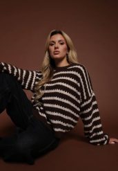 Ciemnobrązowy Oversizowy Sweter w Paski z Dzianiny z Wełną i Wiskozą Aventole. Brązowe swetry Renee, z aplikacjami, z dzianiny, bez ramiączek. Za 149.99 zł.