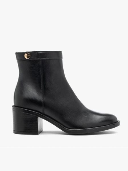Czarne eleganckie botki na obcasie. Czarne botki Ryłko, bez wzorów, ze skóry, z okrągłym noskiem, za kostkę, bez obcasa, na obcasie, bez zapięcia. Za 479.99 zł.