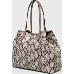Guess Jeans - Torebka. Brązowe shopper Guess Jeans, z aplikacjami, z jeansu, casualowe, do ręki, duże, z nadrukiem, bez dodatków. W wyprzedaży za 449.90 zł.