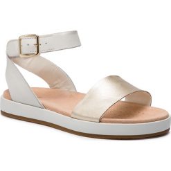 Sandały CLARKS - Botanic Ivy 261392374 Cream. Białe sandały Clarks, bez wzorów, ze skóry, bez obcasa, bez zapięcia. W wyprzedaży za 239.00 zł.