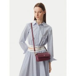 Torebka Tommy Hilfiger. Czerwone listonoszki TOMMY HILFIGER, bez wzorów, bez dodatków. Za 489.99 zł.