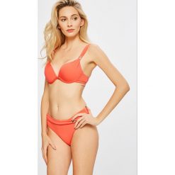 Triumph - Figi kąpielowe. Czerwone figi Triumph, bez wzorów, z elastanu. W wyprzedaży za 59.90 zł.