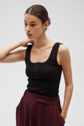 Top na ramiączkach z guzikami w kolorze BLACK - GLOWIN-L. Czarne topy Marsala, l, bez wzorów, z bawełny, bez kołnierzyka, bez ramiączek. Za 119.90 zł.