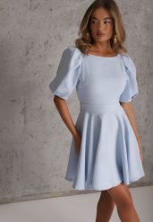 Niebieska Elegancka Sukienka z Bufiastymi Rękawami Odkrytymi Plecami i Wiązaniem Haritte. Niebieskie sukienki Renee, l, bez wzorów, eleganckie, bez kołnierzyka, bez ramiączek, mini, kopertowe. Za 249.99 zł.