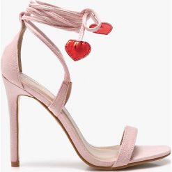 Public Desire - Sandały Venus. Czerwone sandały Public Desire, bez wzorów, z materiału, bez obcasa, na obcasie, bez zapięcia. W wyprzedaży za 69.90 zł.