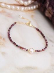 Pierres de Jade Pozłacana bransoletka z perłami i agatami rozmiar: onesize. Białe bransoletki Pierres de Jade, z agatem, pozłacane. Za 100.28 zł.