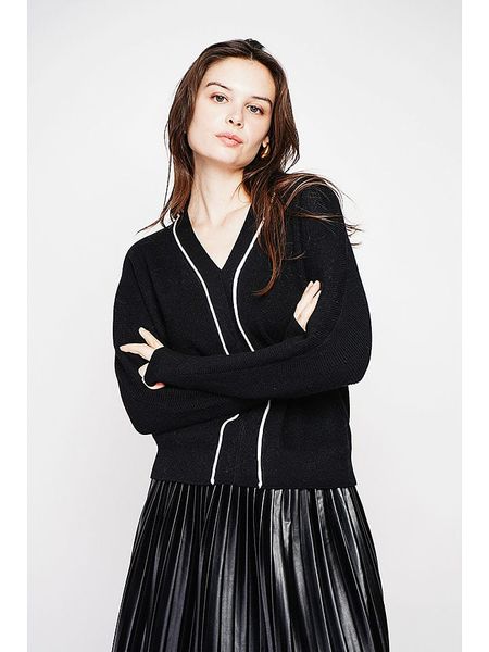 C& Jo Sweter w kolorze czarnym rozmiar: 40. Czarne swetry C& Jo, bez wzorów, ze splotem, bez ramiączek. Za 121.99 zł.