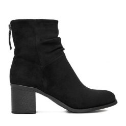 Botki JENNY. Czarne botki Jenny, bez wzorów, bez obcasa, na słupku, bez zapięcia. Za 159.99 zł.