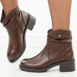 Brązowe skórzane botki damskie Jezzi 24172-10. Brązowe botki Jezzi, na jesień, bez wzorów, z jeansu, z okrągłym noskiem, bez obcasa, bez zapięcia. Za 319.00 zł.