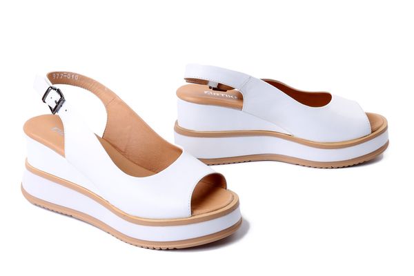 ARTIKER RELAKS 50C0336 biały, sandały damskie. Białe sandały Artiker Relaks, bez wzorów, ze skóry, bez obcasa, na koturnie, bez zapięcia. Za 289.90 zł.