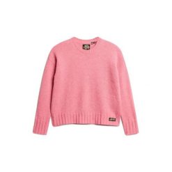 Damski sweter z okrągłym dekoltem Superdry Essential. Czerwone swetry Superdry, na zimę, bez wzorów, bez ramiączek. Za 278.45 zł.