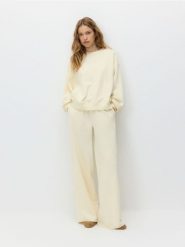 Gładka bluza z bawełną - kremowy. Białe bluzy Reserved, l, bez wzorów, z bawełny, bez kaptura. Za 89.99 zł.