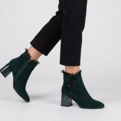 Botki damskie S. Barski, skórzane bogato zdobione na obcasie i na zamek, zielone, MR52-127. Zielone botki S.BARSKI, z aplikacjami, z lakierowanej skóry, bez obcasa, na obcasie, bez zapięcia. Za 339.99 zł.
