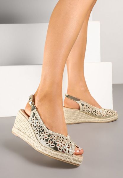 Złote Sandały na Plecionym Koturnie z Ażurową Cholewką z Kwiatowym Motywem Nevianelle. Żółte sandały Born2be, w ażurowe wzory, bez obcasa, na koturnie, bez zapięcia. Za 99.99 zł.