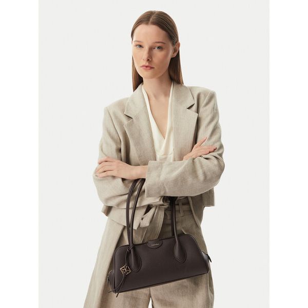 Torebka Calvin Klein. Brązowe torebki klasyczne Calvin Klein, bez wzorów, bez dodatków. Za 649.99 zł.