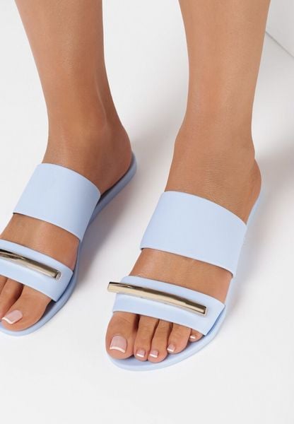 Niebieskie Klapki Caesips. Niebieskie klapki Born2be, z aplikacjami, z okrągłym noskiem, bez obcasa, na płaskiej podeszwie. Za 29.99 zł.