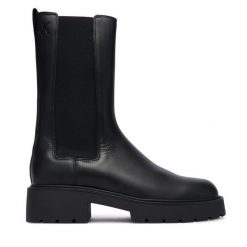 Sztyblety Calvin Klein. Czarne botki Calvin Klein, bez wzorów, bez obcasa, na płaskiej podeszwie, bez zapięcia. Za 849.99 zł.