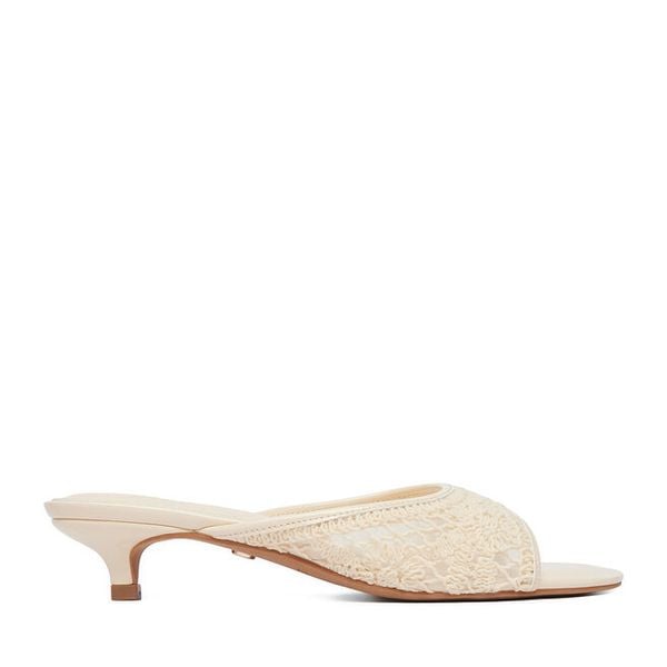 Klapki Nine West. Brązowe klapki Nine West, bez wzorów, bez obcasa. Za 229.99 zł.