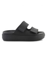 Crocs Klapki "Brooklyn Luxe" w kolorze czarnym rozmiar: 39/40. Czarne klapki Crocs, bez wzorów, z otwartym noskiem, bez obcasa. Za 209.45 zł.